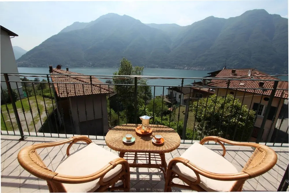 Cozy Attic Lake View in Nesso
