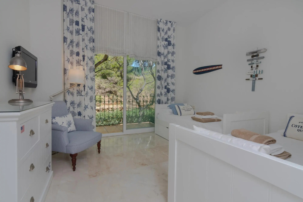 18166 - Superb Front Line Location - Heated Pool