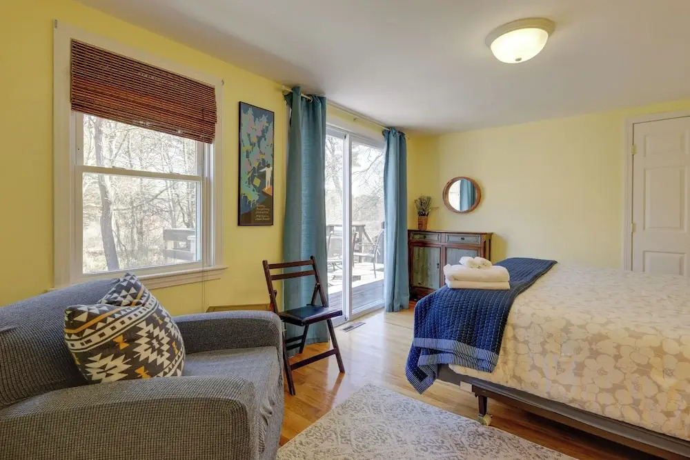 1 Mi to South Village Beach: BBQ-Ready Retreat