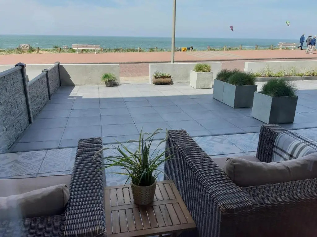 Bennys Beach House 1