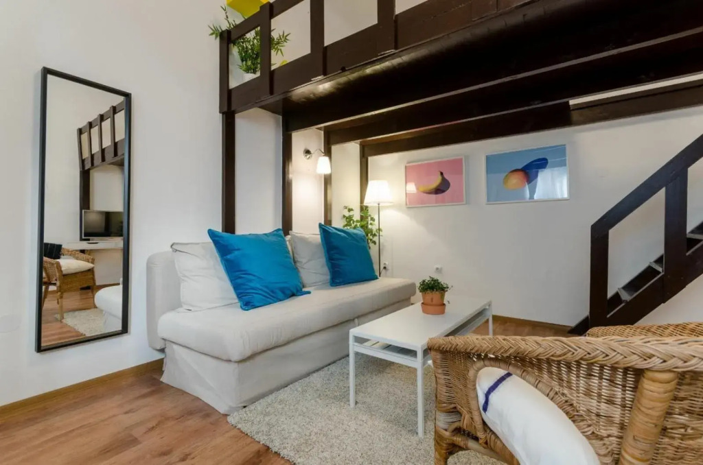 Quiet Cozy Apartment in Party Street e1