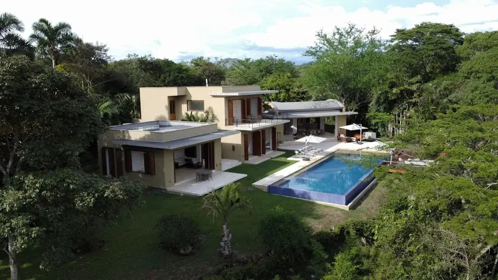 w Glowing 4BR Villa w Pool at Mesa de Yeguas