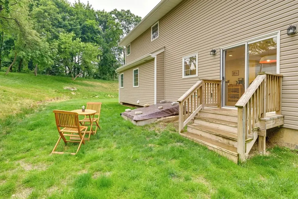 Walk to Shops & Dining: Glen Cove Apt w/ Yard!