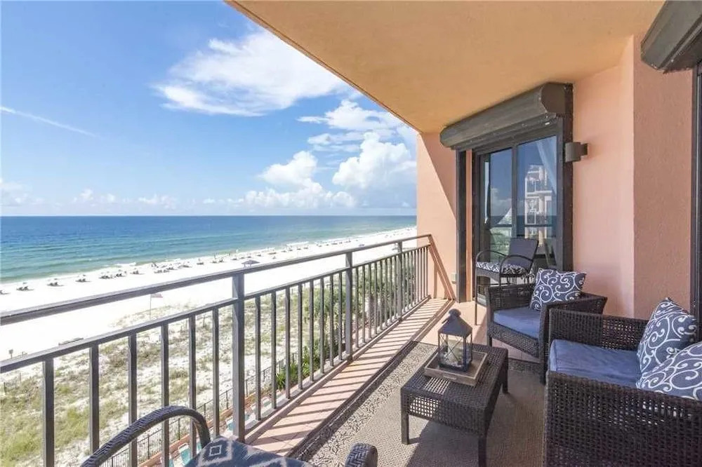 Seachase 504E - 3 Br condo by RedAwning