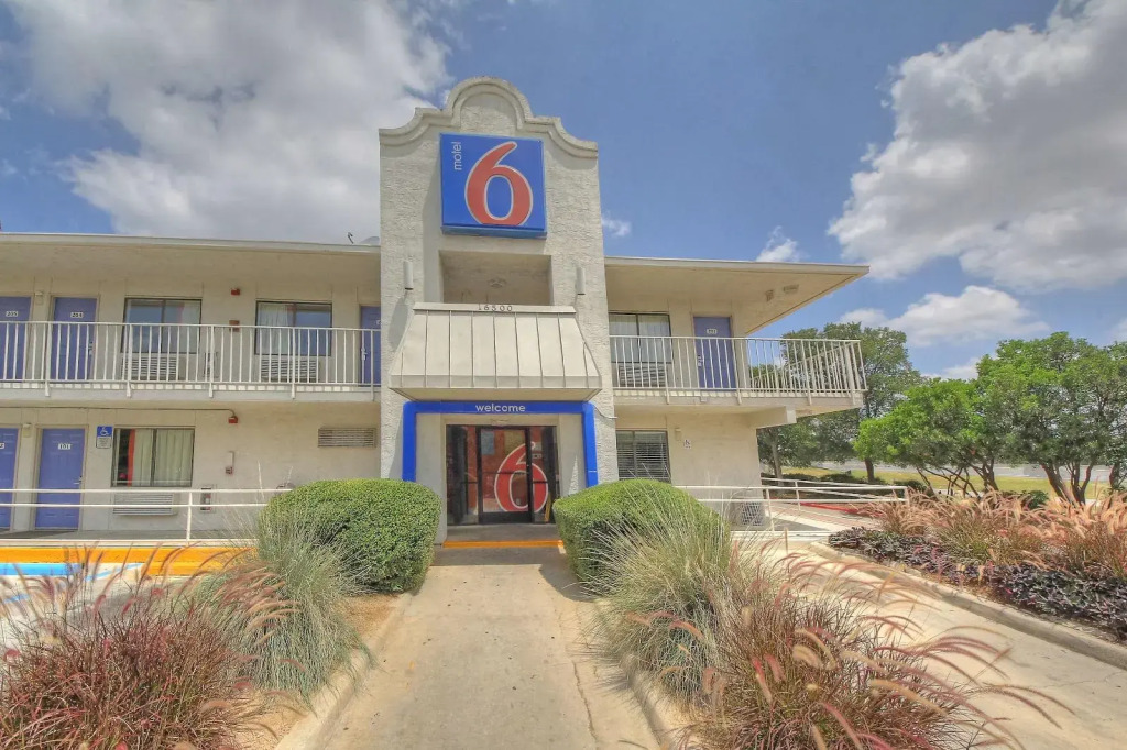 Motel 6 San Antonio, TX - Fiesta