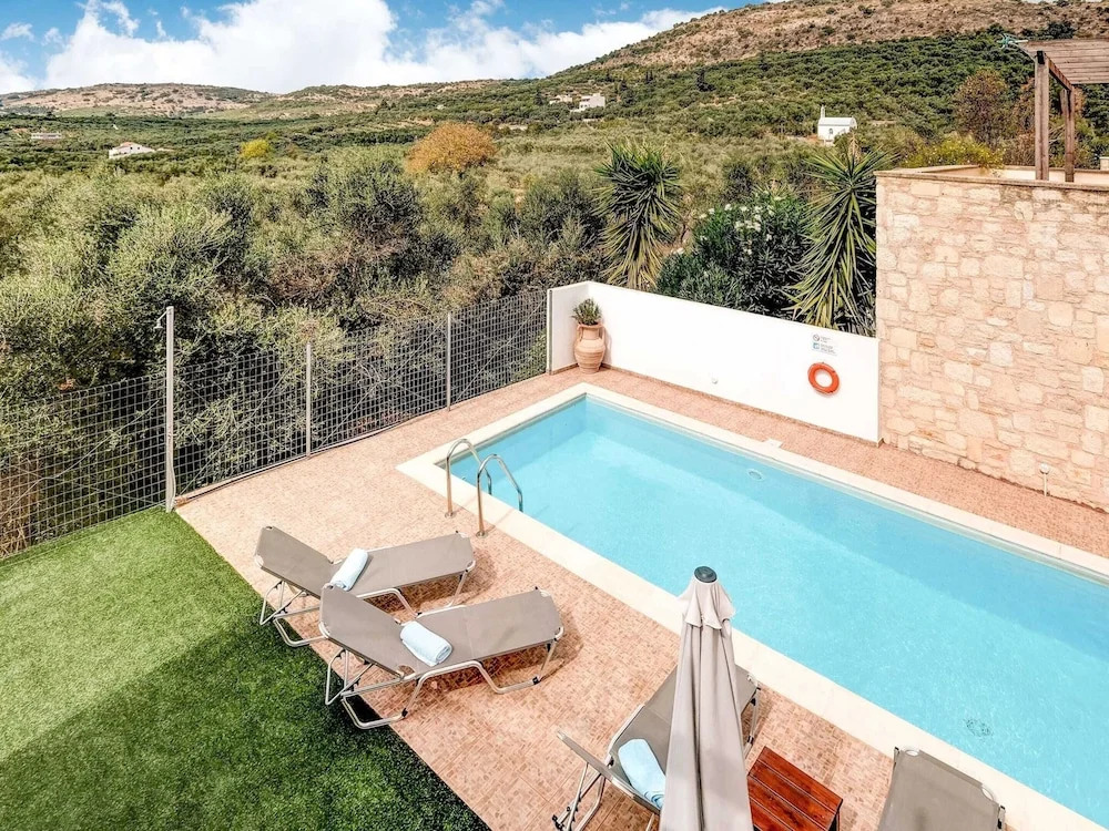 Villa in Kalamitsi near White Mountains