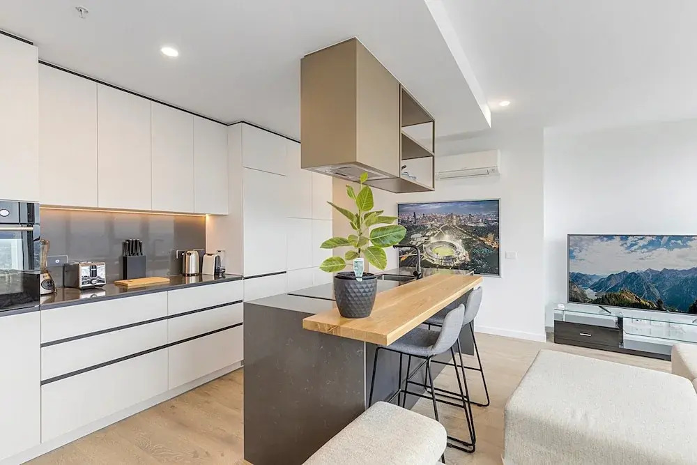 Gorgeous High-rise Unit With Sky Bar, Pool and Gym