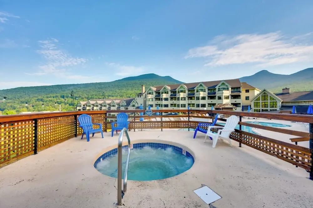 Lincoln Townhome w/ Community Pool & Club Access!