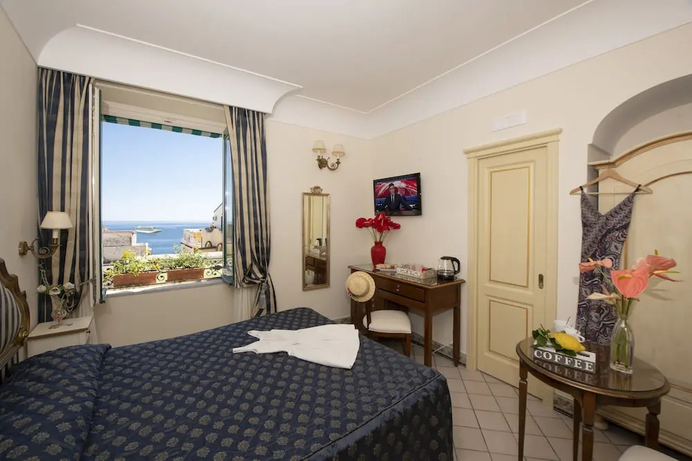 Amalfi Old Square room & apartments , 73 steps from the street