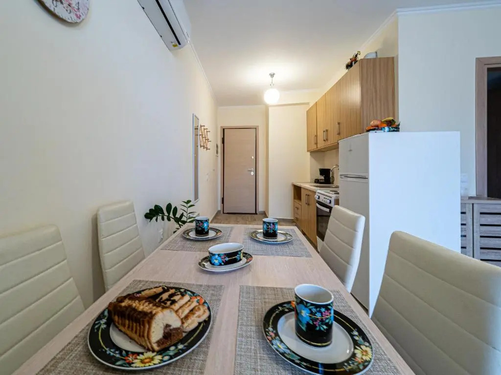 Charmy 2BD Apartment near Mon Repos Beach