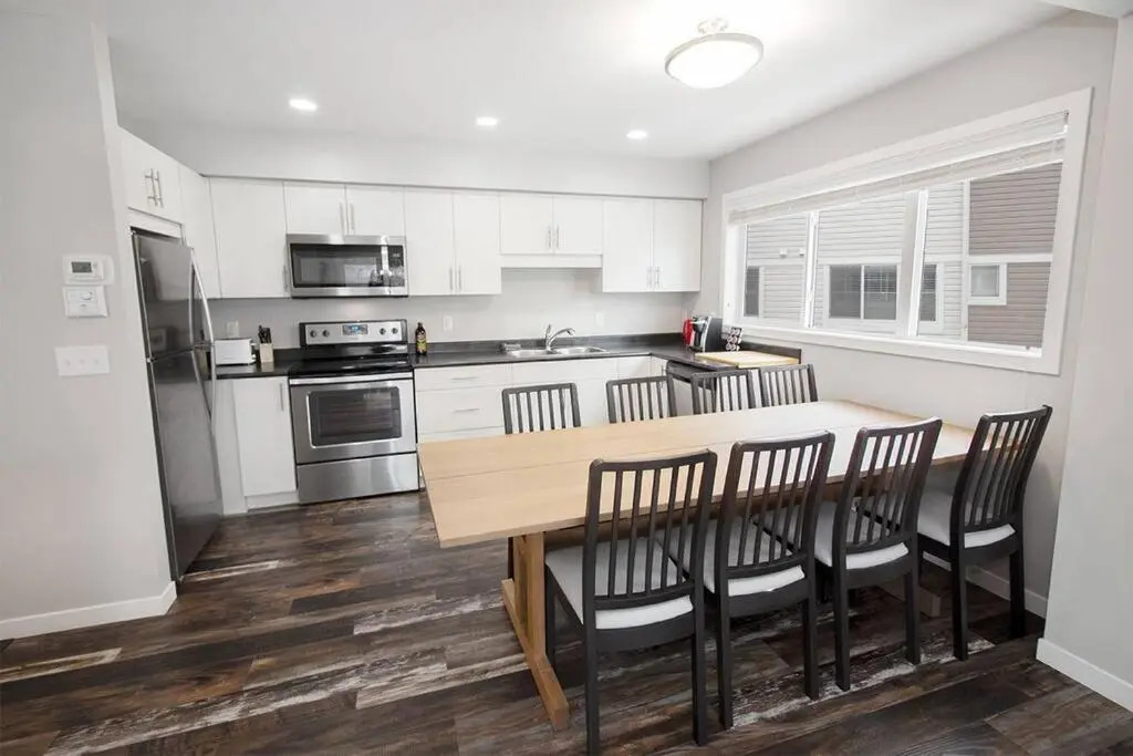 Beautiful South Winnipeg 4 Bdrm 2 Bath Townhouse