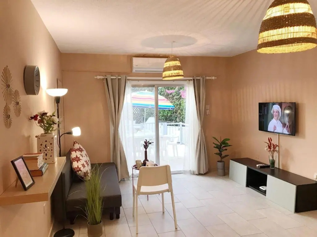 Seaside Maisonette 200M from sea