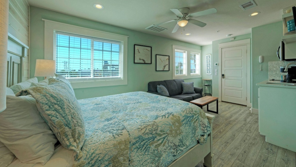 Dolphin at Trout Street Queen Suite w/ Kitchenette Marina-front + Patio
