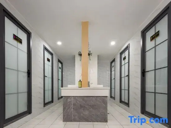 LLYouth Hostel (Chenghua East Railway Station Yinghui Road Metro Station Branch)