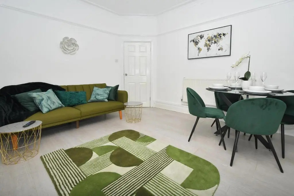 Beautiful 3-bed House by Ministays Stoke-on-trent