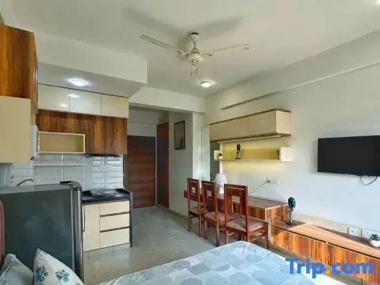 Modern Studio Near Bombay Hospital |Juliet Balcony