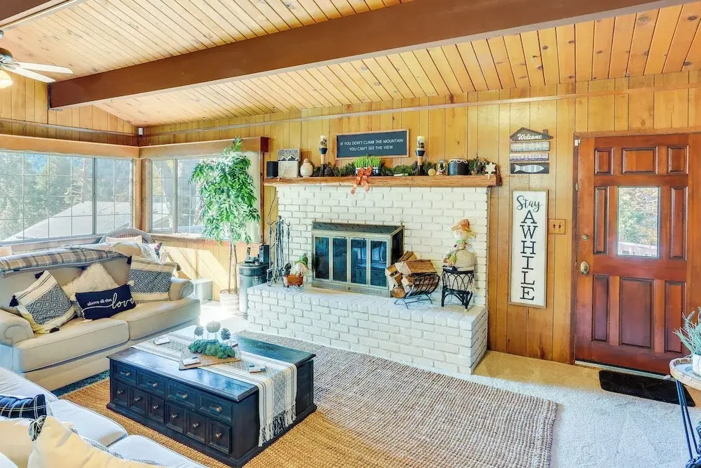 Spacious Crestline Retreat: 1 Mi to Lake Gregory