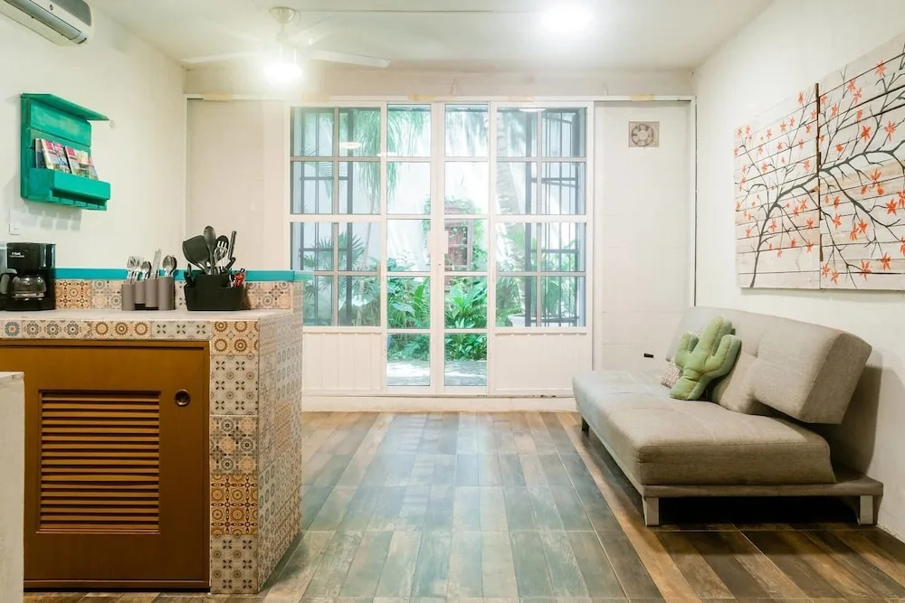 Modern & Sexy Downtown Studio