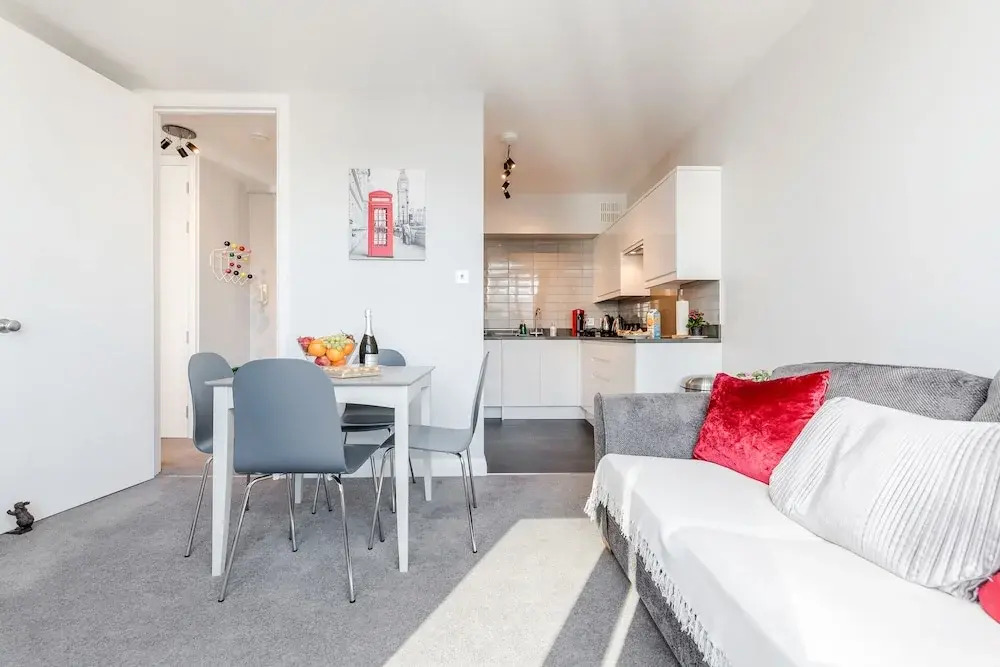 Stylish Riverview Apt with Roof Terrace