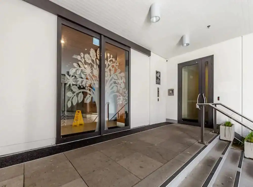 Central & Modern 2-Bedroom Apartment