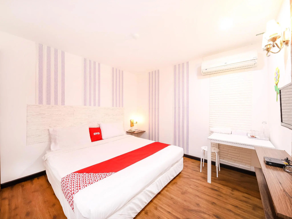 OYO 43963 T Signature Hotel