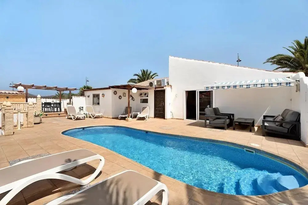 Exceptional 3 Bed Villa Malpas sleeps 6 h pool