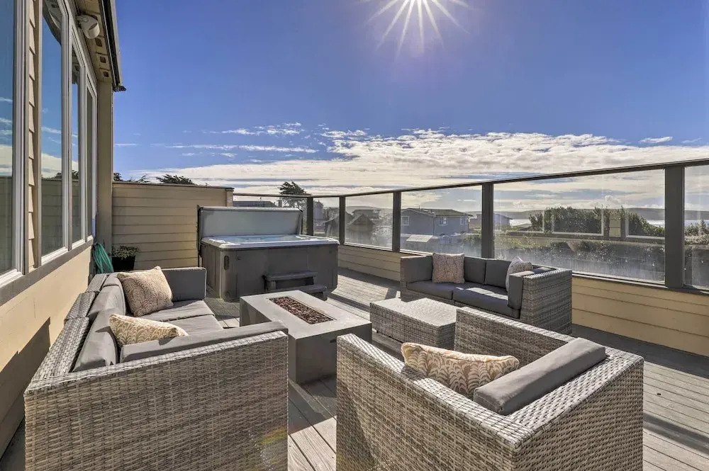 Remodeled Home w/ Spa & Deck: Walk to Dillon Beach