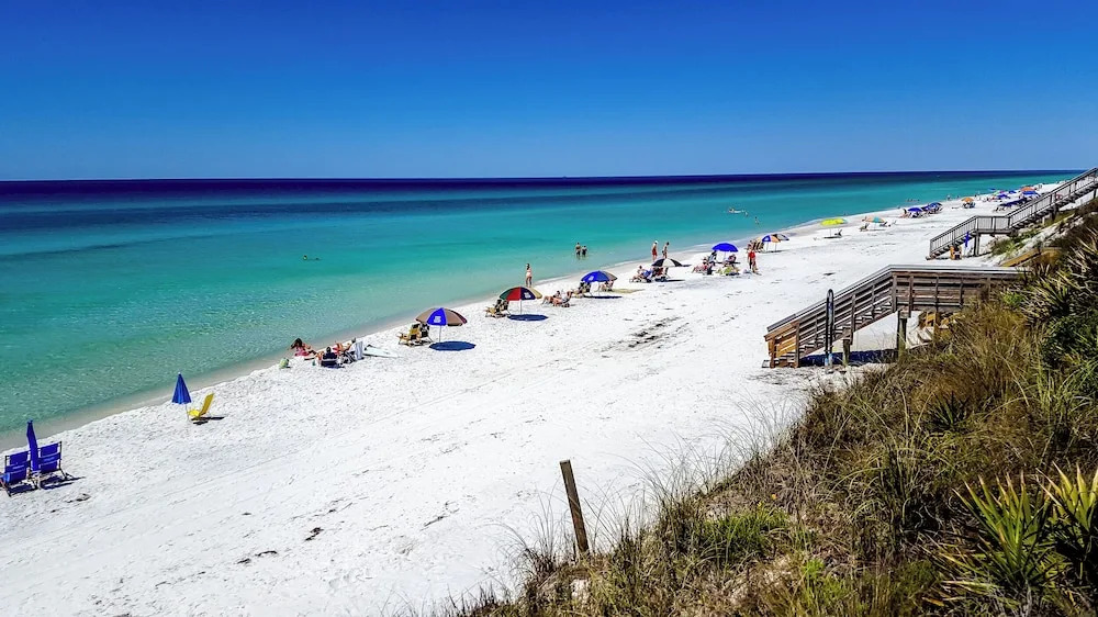Large Private Pool & Short Walk to Beach! Outdoor Tv!!