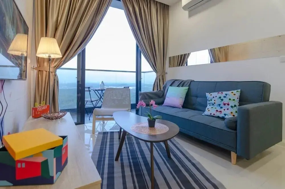 3BR D'pristine Suite Near Legoland, Stunning Views