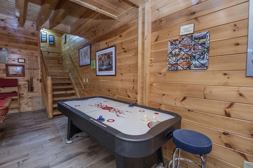 ERN854 - Wagon Wheel Lodge - Great Location! Close To All The Action! cabin