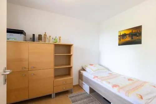 ZV2001 Private Apartments & Rooms near Exhibition Ground (room agency)