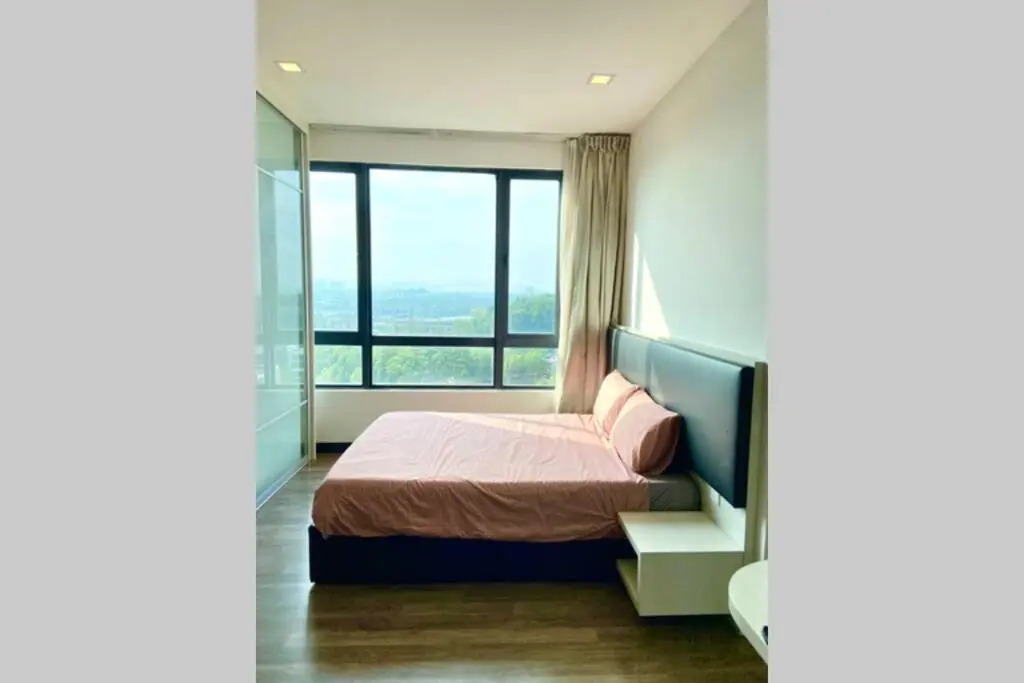 Corner Unit Landmark Residence 2, High Floor, Nice View, WiFi & Tvbox, Free Parking
