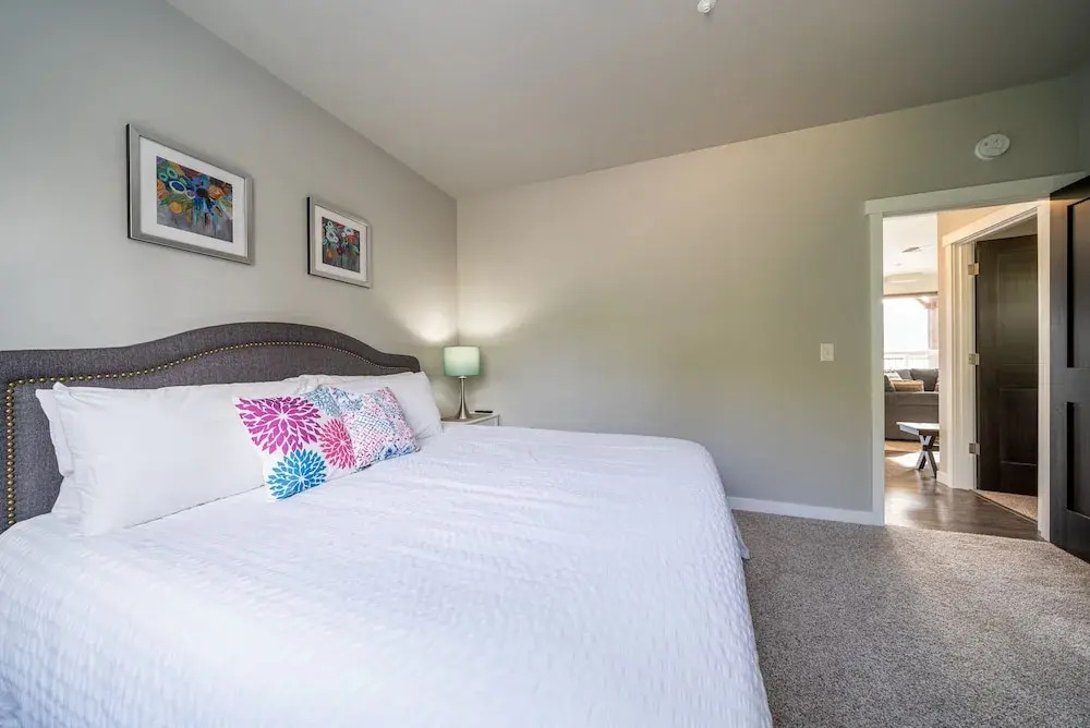 Marina's Edge Condo Walk to Restaurants, Wineries by RedAwning