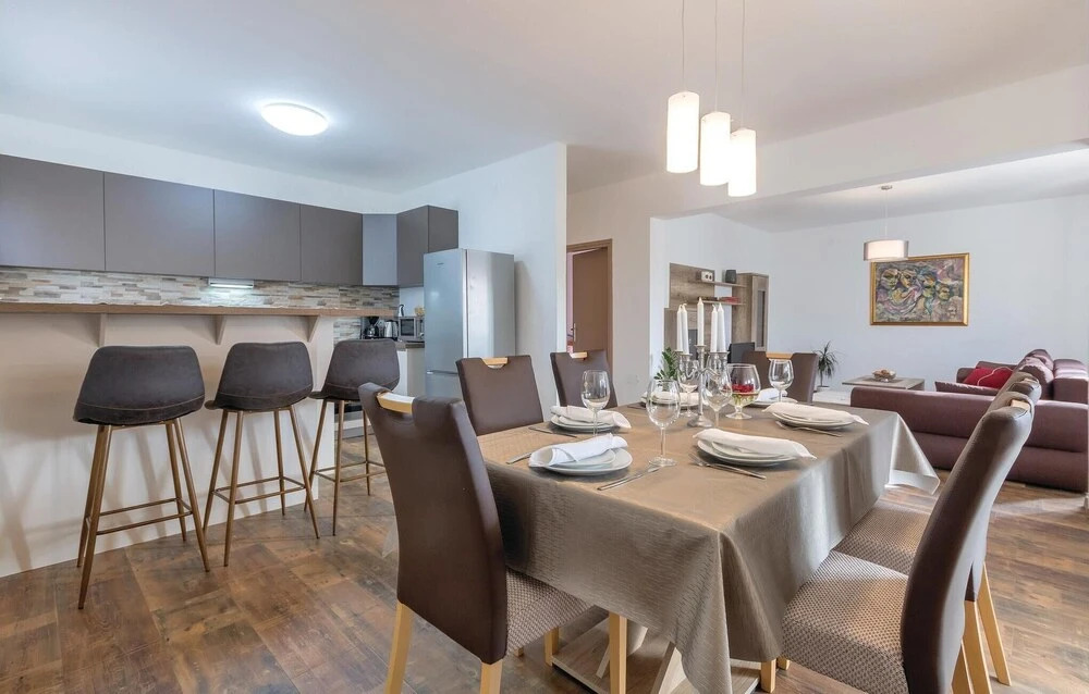 4 Bedroom Gorgeous Home In Pula