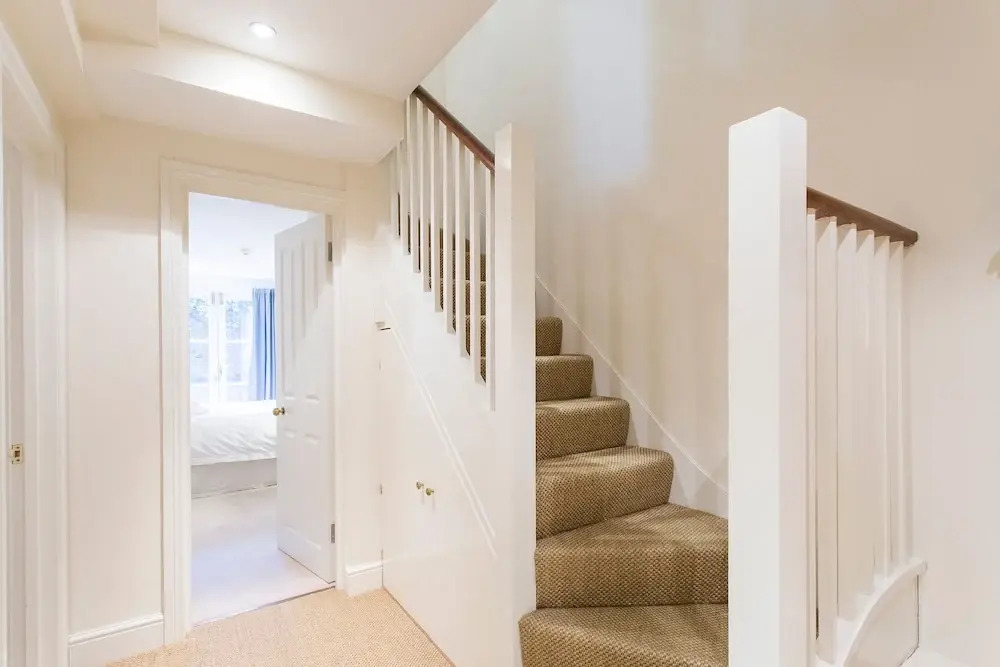 JOIVY Modern 2 bed flat in Central London, sleeps 6