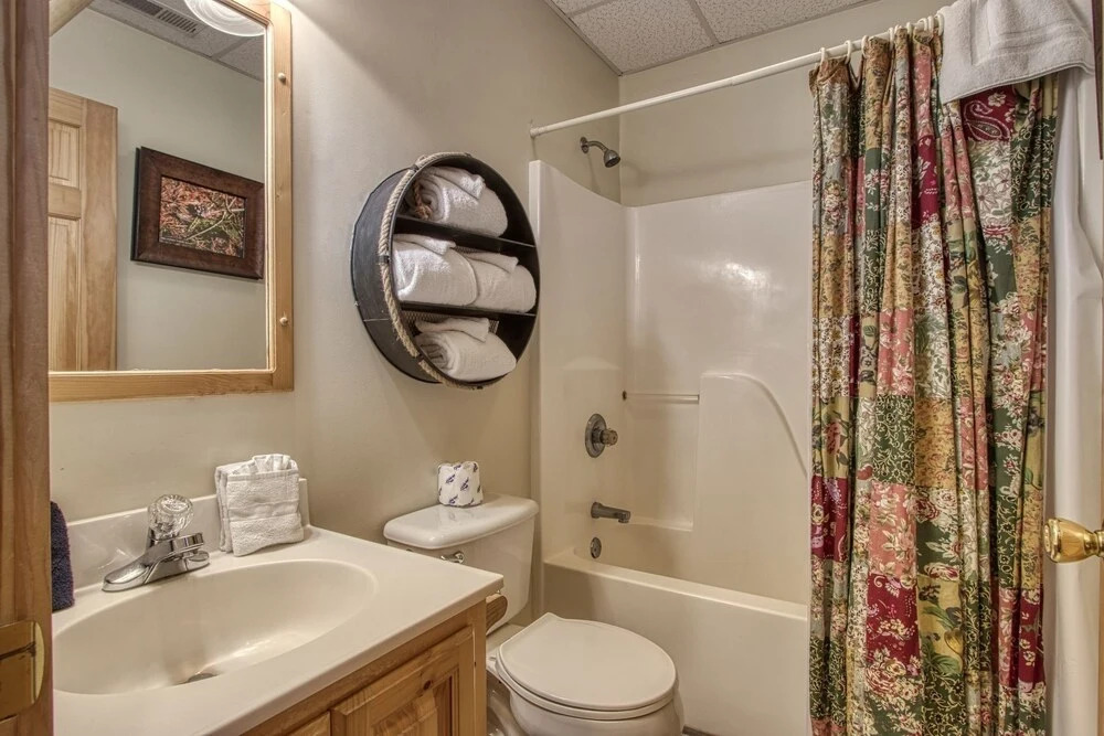 ER222 - Al's Nest - Great Location - Close To Town! 2 Bedroom Cabin by RedAwning