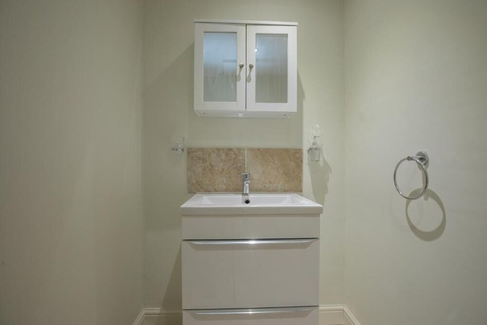 Charming 2-bedroom Apartment in Central Kingston Upon Thames