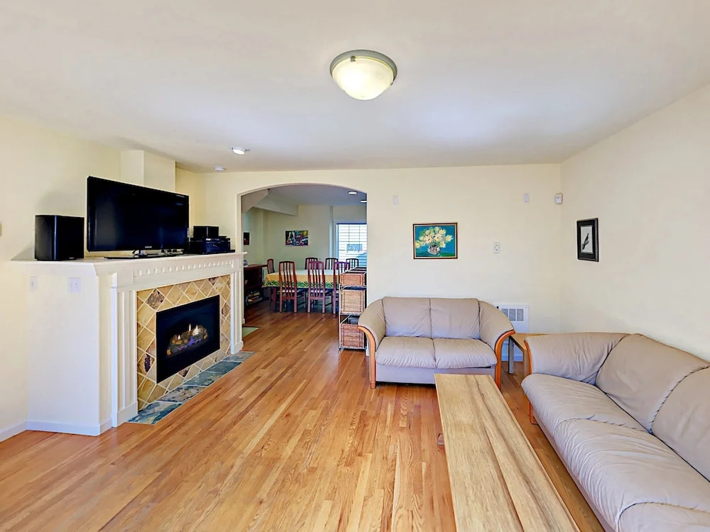 Latona Ave Townhouse Unit B - 3 Br townhouse by RedAwning