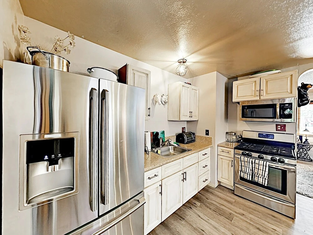 New Listing! Foxy Bear - Relaxing Woodsy 2 Bedroom Cabin