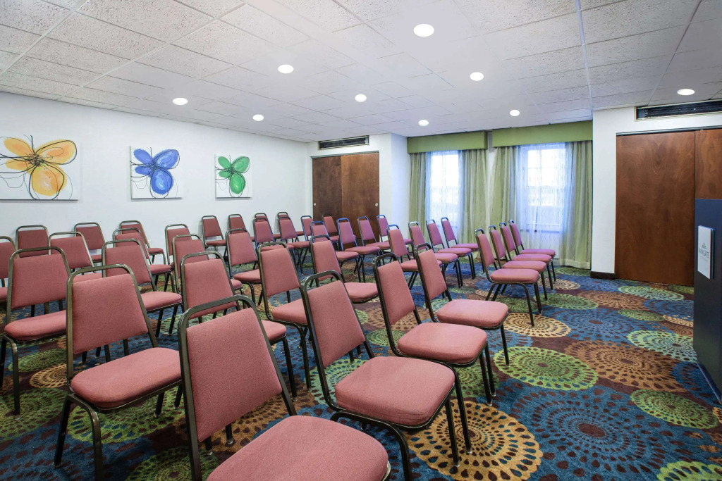 Wingate by Wyndham Roseville/Detroit