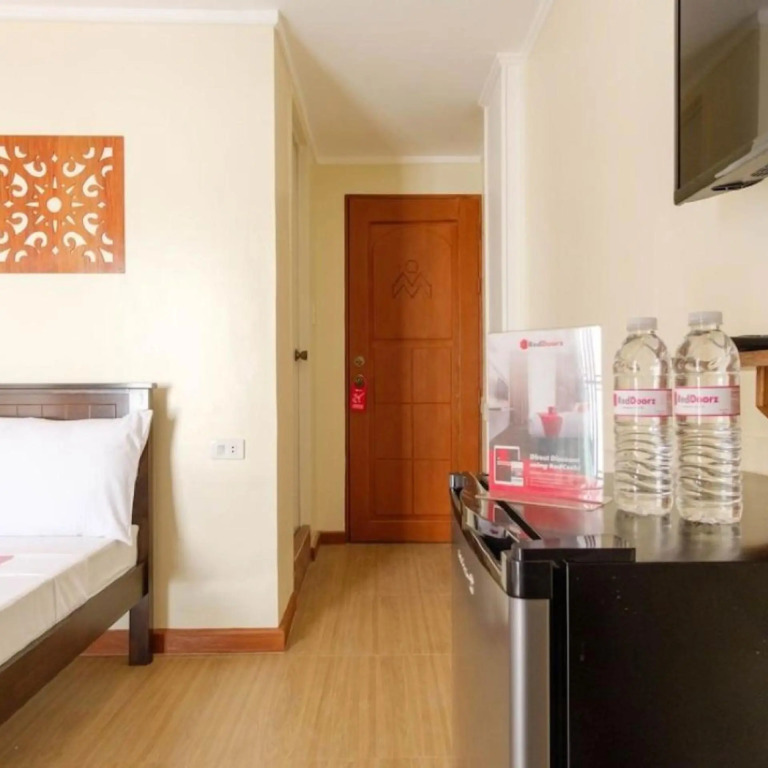 RedDoorz Plus near Johnson and Johnson Paranaque