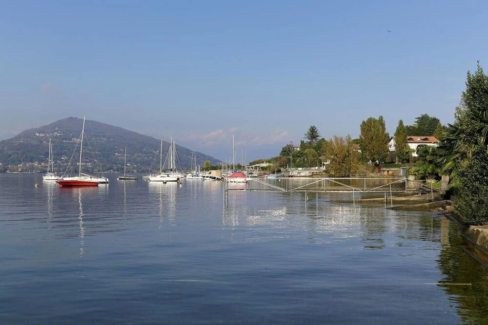 Contemporary Lakeside Villa Enjoying Direct Lake Access, Wifi, BBQ, Near Restaurant and Shop