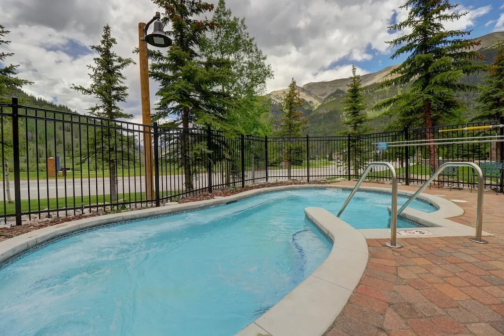 Modern Condo with Amazing Views, Right next to the Lift - CS407 by Redawning