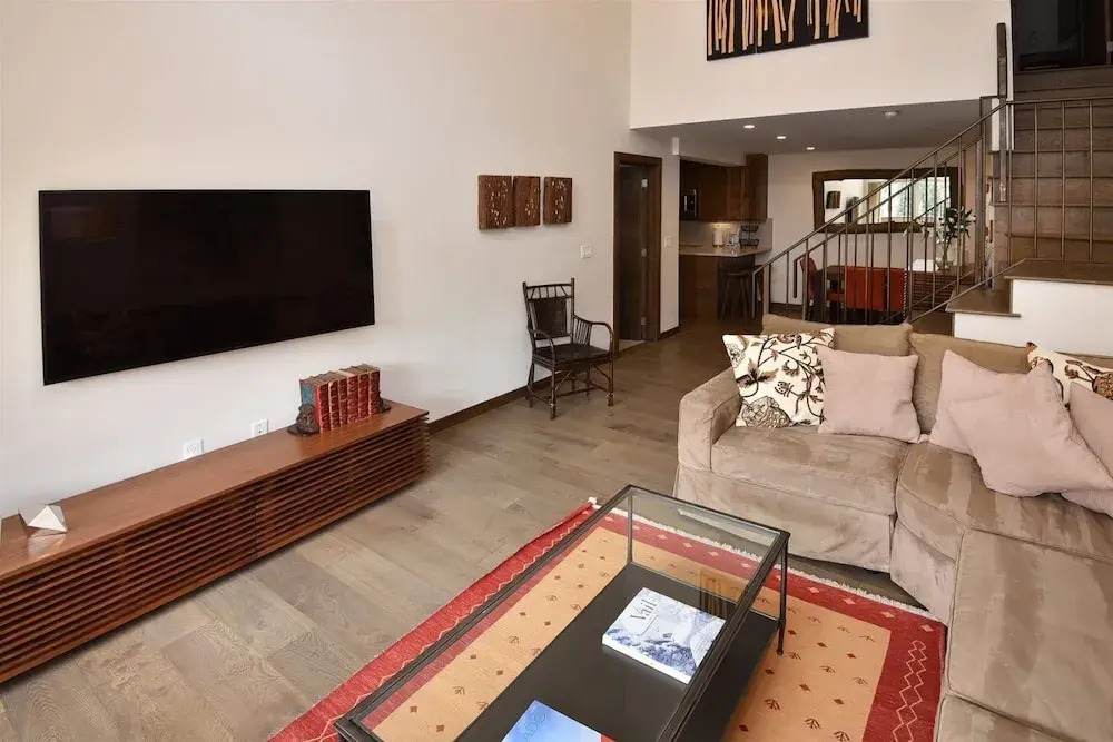 Chic 3BR Condo in Lionshead Village - Ski-in/ski-out at Eagle Bahn Gondola