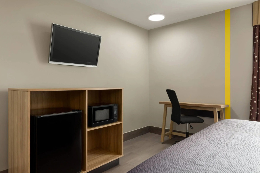 Super 8 by Wyndham Meadowlands