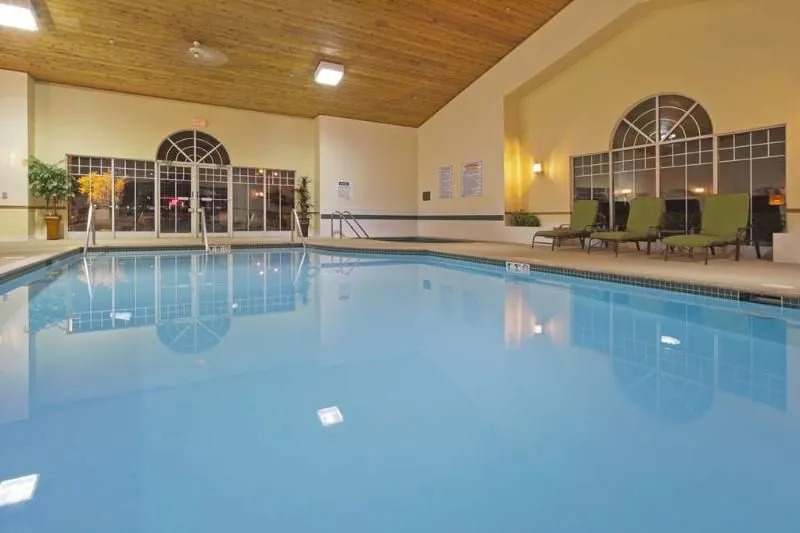 Country Inn & Suites by Radisson, Germantown, WI