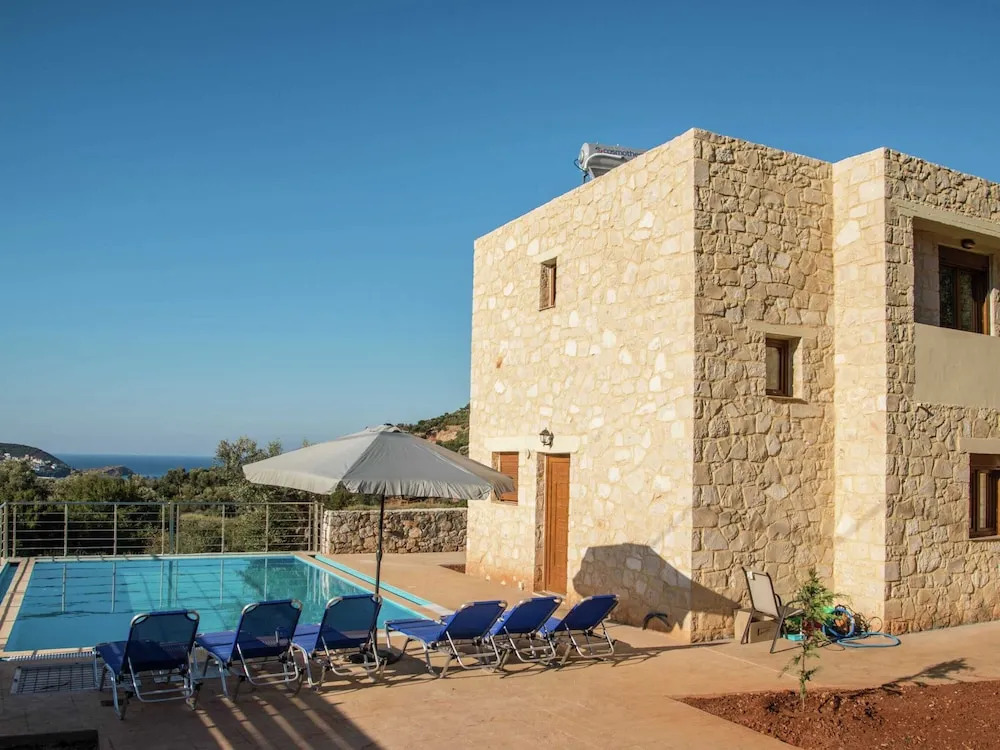 Beautiful new Stone Villa, Large Private Pool, Privacy, View of bay Bali, NW
