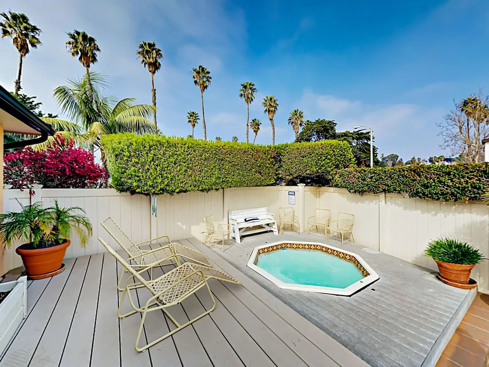 New Listing! 2-units W/ Hot Tubs, Walk To Beach! 4 Bedroom Townhouse