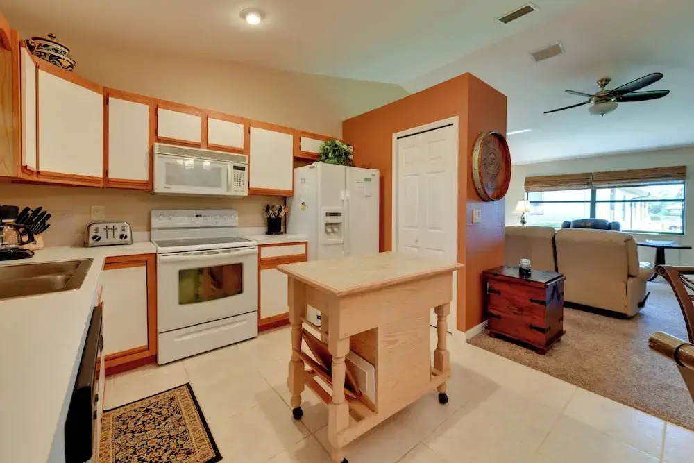 Grill, Lanai and Pool Access Charming Sebring Villa