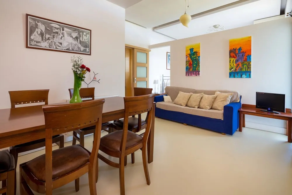 Mountainside Villa w Pool gym 500m to the Beach